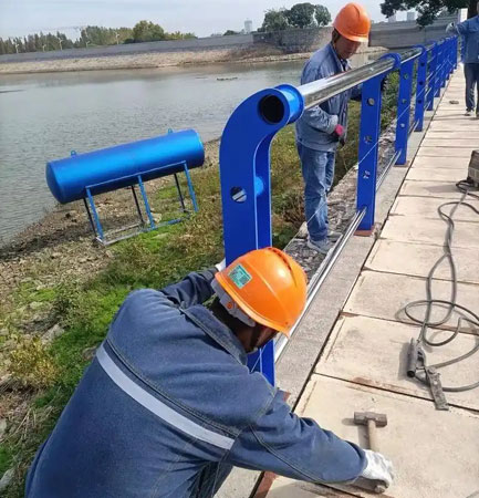 蒸湘护栏安装